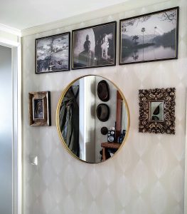 Valokuvat eteisen seinällä