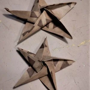 Käsintaiteltu origamitähtisetti käsintehdystä paperista