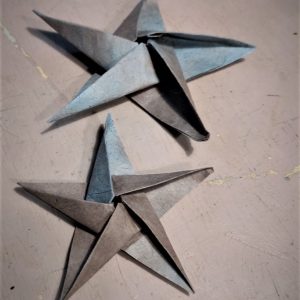 Käsintaiteltu origamitähtisetti käsintehdystä paperista
