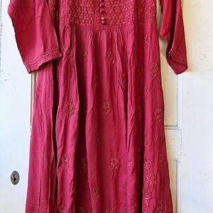 Boheemi mekko – punainen viskoosi M-XL