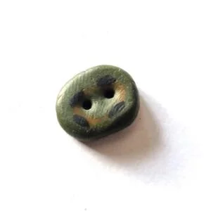 Nappi 5 – käsintehty pieni oliivinvihreä