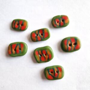 Nappipaketti 16 – seitsemän vihreä-punaista pientä nappia