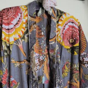 Intialainen harmaasävyinen kimono