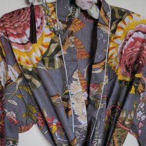 Intialainen harmaasävyinen kimono