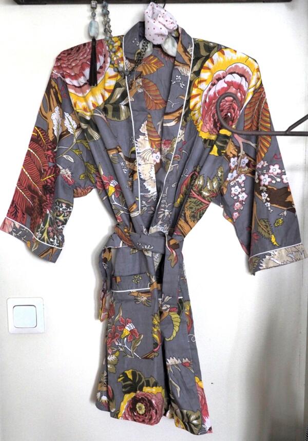 harmaa kimono