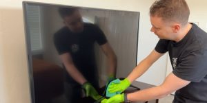 Obrišite zaslon s krpo