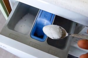 Ne kis in ne soda: v pralko poleg praška dodam pol žličke – perilo je belo kot sneg tudi v trdi vodi