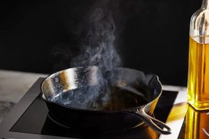 Nič več brizganja olja v kuhinji: preprost trik za varno in čisto cvrtje
