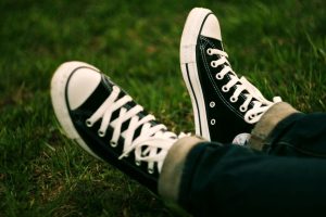 Nepričakovana resnica: pravi namen stranskih odprtin na supergah Converse, o katerem niste vedeli!
