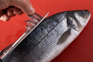 Kako v 20 sekundah odstraniti vse kosti iz pečene ribe: strokovnjak je razkril preprost trik
