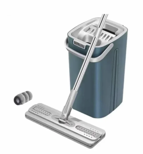 Mops z vedrom
