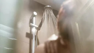 Pred spanjem si privoščite topel tuš