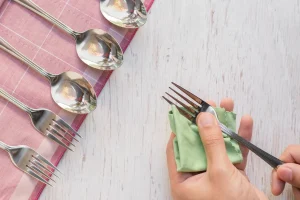 Babičin skrivnost: Genialni trik z aluminijasto folijo in jedilno sodo za bleščeč lesk vašega jedilnega pribora!