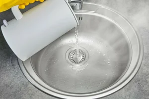 Preprost, hiter in varen način za odstranjevanje zamašitev v umivalniku v  4 preprostih korakih