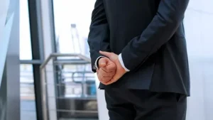 Kaj pove vaša drža? 3 nepričakovane lastnosti ljudi, ki hodijo z rokami za hrbtom