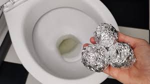 Ne boste verjeli, kako lahko aluminijasta folija naredi vaš WC sijajen