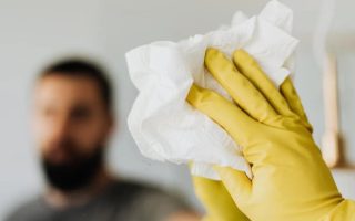 Malo kdo ve: trik s toaletnim papirjem in kisom, ki spremeni način čiščenja v domu