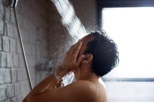 Znanost proti standardom: kdaj je najbolje, da se po treningu tuširaš?