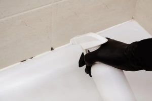 Plesen bo izginil s silikonskega tesnila, če na tuš kabine razpršite 1 naravno domače sredstvo