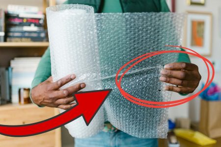 Če imate to plastiko z majhnimi mehurčki, jih ne razbijajte: tako jo lahko uporabite po celem domu.