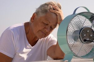 Moji starši nočejo klimatske naprave ali ventilatorja: kako jim pomagati, da se poleti počutijo udobno?