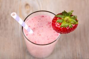 Idealna receptura za sočno poletje: jagodni smoothie brez sladkorja