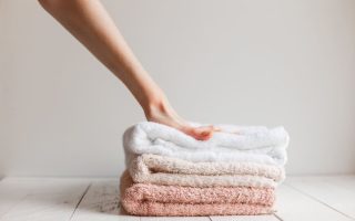 Trik z octom, da bodo brisače mehke in se dvakrat hitreje posušijo (tudi v vlažnem okolju)