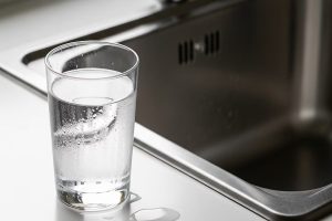 Pustite kozarec vode na mizi: zakaj je to priporočljivo, ko odhajate na dopust