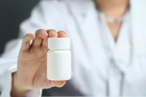Bakterije v službi medicine: Kako znanstveniki pretvarjajo plastiko v analgetike!