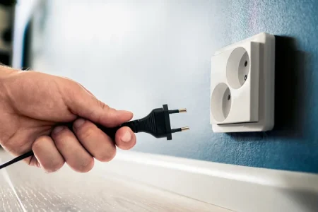 Sem električar in priporočam, da ta aparat v vašem domu izklopite, če odhajate na počitnice: je tisti, ki porabi največ energije