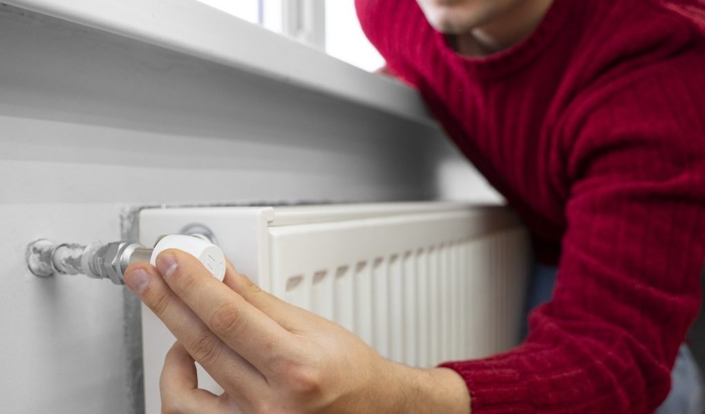 Uporabite trik z vozlom za čiščenje radiatorjev