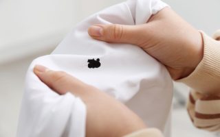 Niti belilo niti bikarbona: preprost trik za odstranjevanje najtrdovratnejših madežev z oblačil, ki je 100 % učinkovit