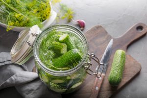 Marinirajte hrustljave kumare v 1-litrski kozarcu: preprost recept