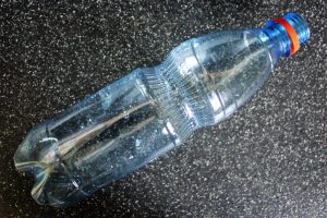 En trik z steklenico – kako učinkovito pakirati kovček