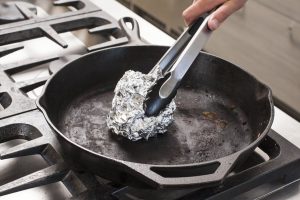 Enostavno odstranjevanje maščobe s posod: učinkovit domač trik z uporabo aluminijaste folije