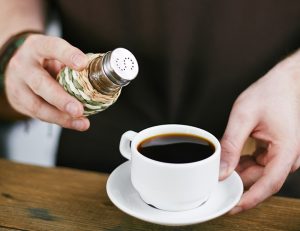 Kaj dodajajo v kavarnih v kavo, da je pijača še bolj okusna