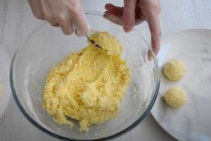 1 pakiranje skute - in v 20 minutah je pripravljena gora slastnih dobrot za čaj: domači ne bodo pustili niti drobtinice
