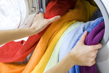 Oblačila, ki so se v pralnem stroju obarvala, lahko obnovite s tem preprostim in poceni trikom: »Bodo kot nova«.