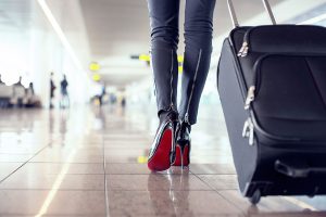 Zakaj letalsko osebje pozorno spremlja turiste v takšni obutvi in jih vpisuje na sezname – odgovor stevardese