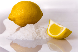 limone in sok zmešati s soljo