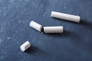 Zakaj izkušene gospodinje v predal z jedilnim priborom shranijo košček kreda