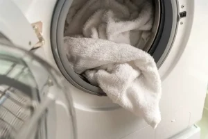 Razlog, zakaj nikoli ne smete prati in sušiti brisač in rjuh skupaj