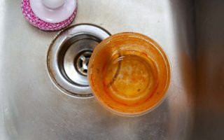 čiščenje plastične skodelice