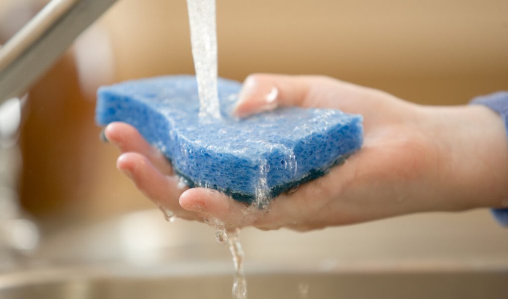 Z kisom in gobico za posodo: babičin trik za čiščenje drsnih oken